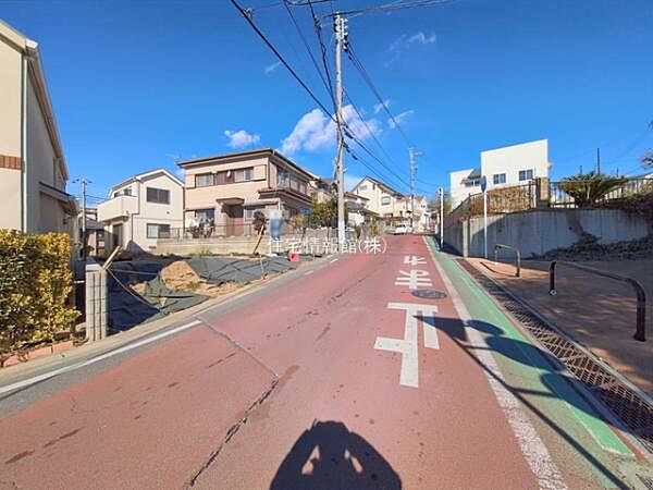 前面道路を含めた現地写真です。