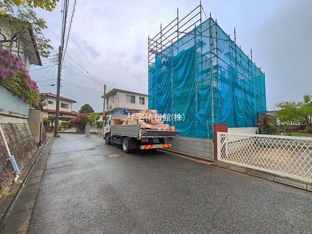 前面道路を含めた現地写真です。