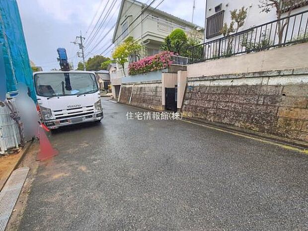 前面道路を含めた現地写真です。