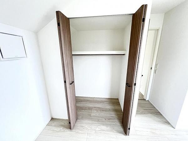 いつでもお部屋をスッキリお使い頂ける収納スペースを設置。
