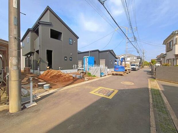 前面道路を含めた現地写真です。