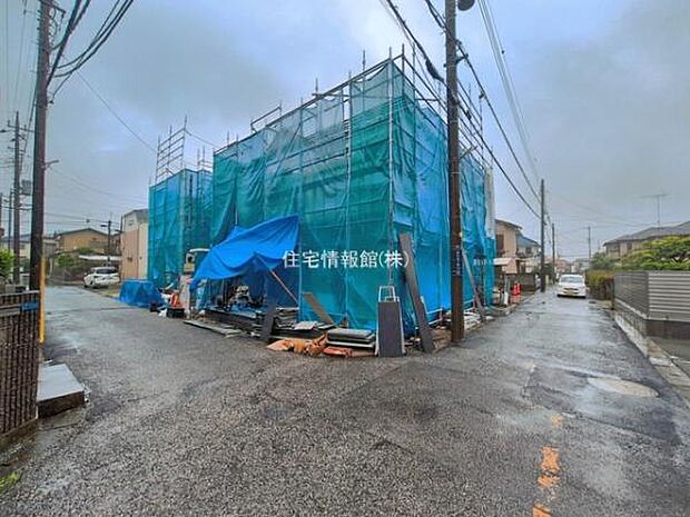 前面道路を含めた現地写真です。