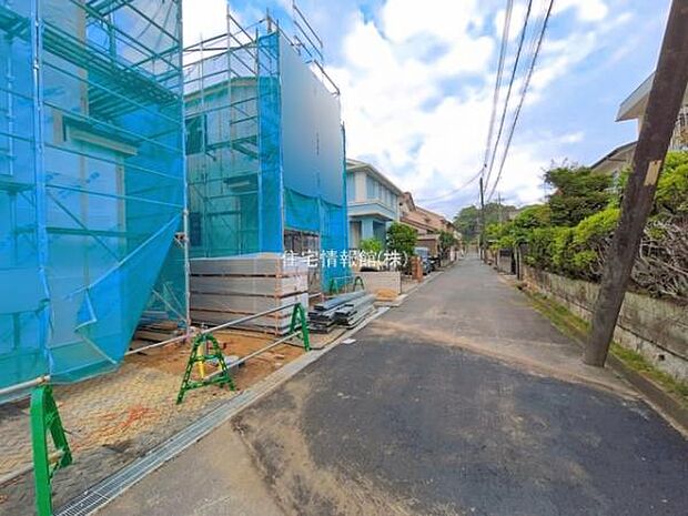 前面道路を含めた現地写真です。