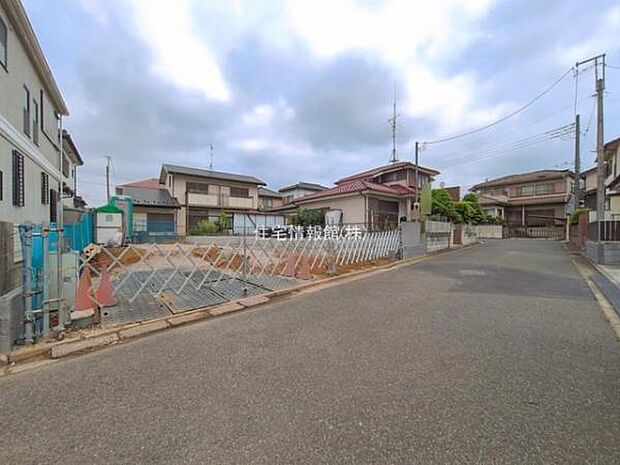 前面道路を含めた現地写真です。