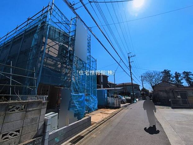 前面道路を含めた現地写真です。