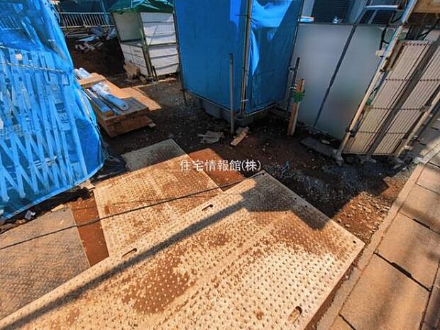 前面道路を含めた現地写真です。
