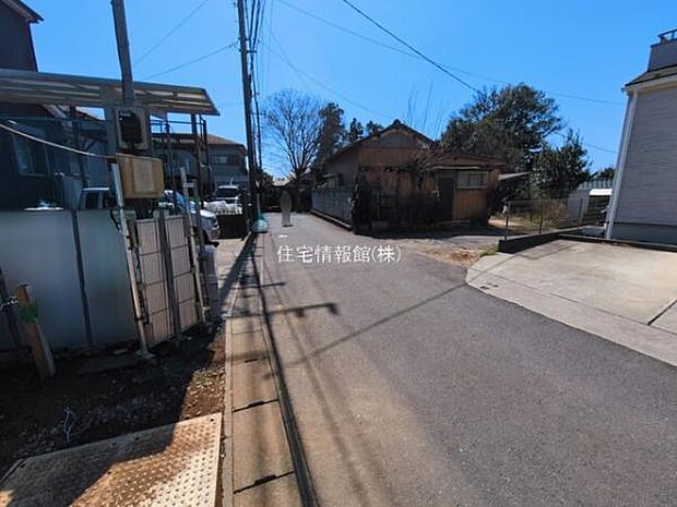 前面道路を含めた現地写真です。