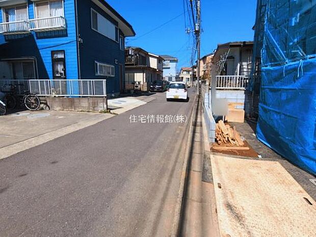 前面道路を含めた現地写真です。