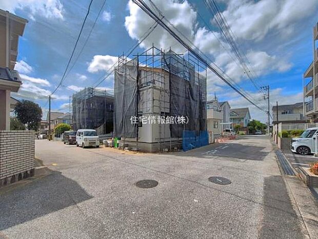前面道路を含めた現地写真です。