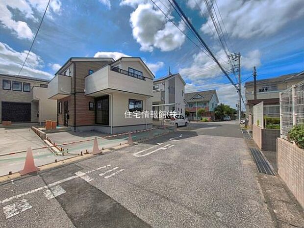 前面道路を含めた現地写真です。
