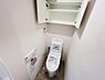 トイレ：シャワー洗浄機能付のトイレは、清潔感が印象的な空間ですね。
