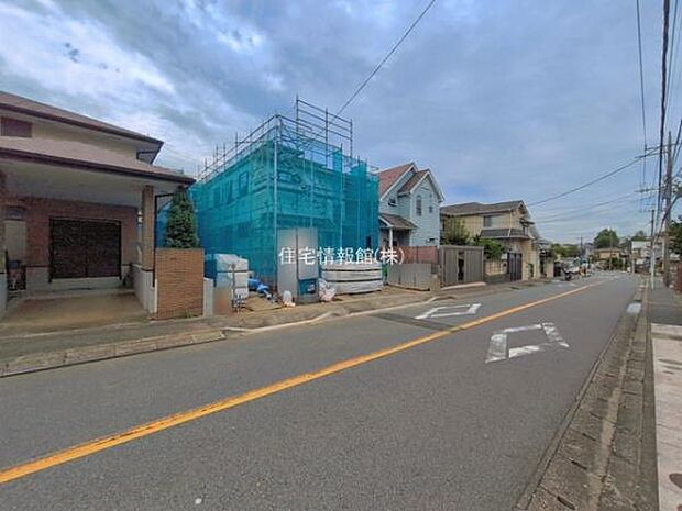 前面道路を含めた現地写真です。