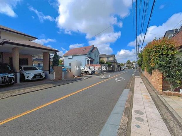前面道路を含めた現地写真です。