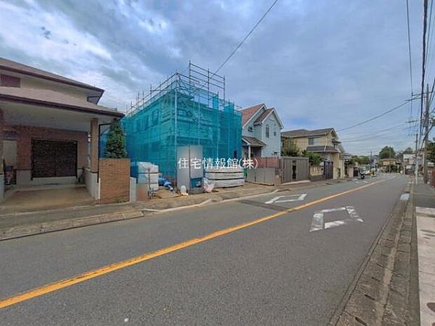 前面道路を含めた現地写真です。