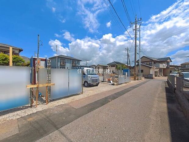 前面道路を含めた現地写真です。