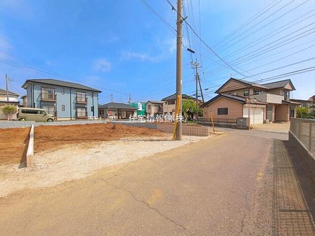 前面道路を含めた現地写真です。