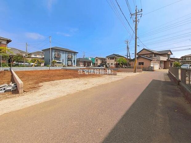 前面道路を含めた現地写真です。