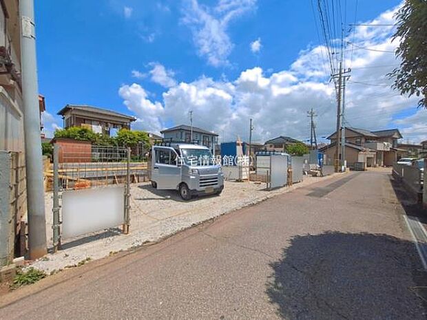 前面道路を含めた現地写真です。