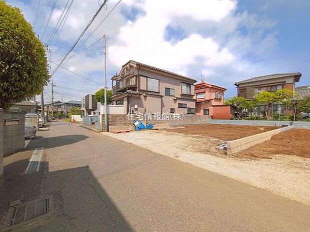 前面道路を含めた現地写真です。