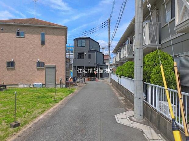 前面道路を含めた現地写真です。