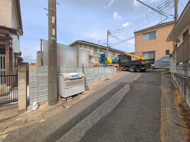前面道路を含めた現地写真です。