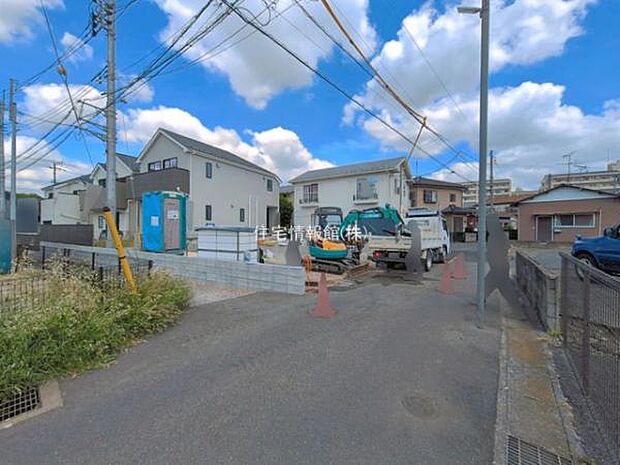 前面道路を含めた現地写真です。