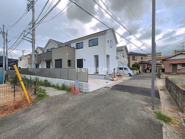前面道路を含めた現地写真です。