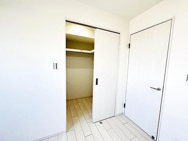 いつでもお部屋をスッキリお使い頂ける収納スペースを設置。