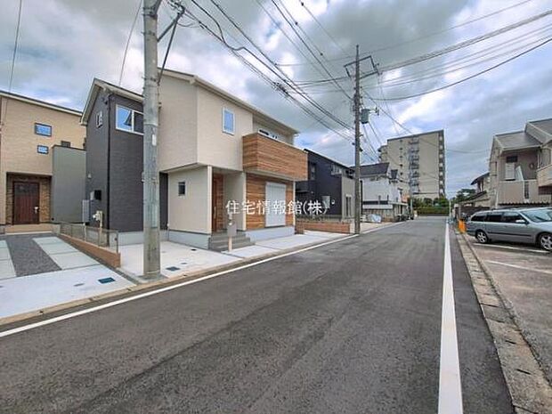 前面道路を含めた現地写真です。