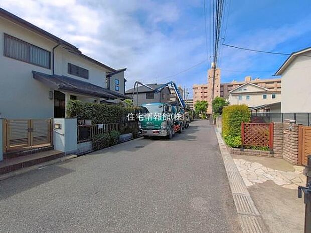 前面道路を含めた現地写真です。