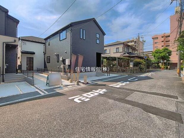 前面道路を含めた現地写真です。