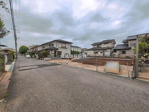 前面道路を含めた現地写真です。