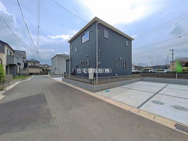 前面道路を含めた現地写真です。
