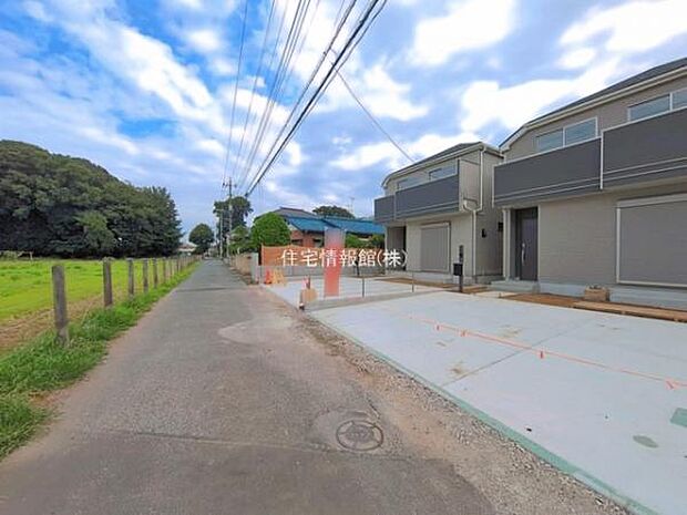 前面道路を含めた現地写真です。