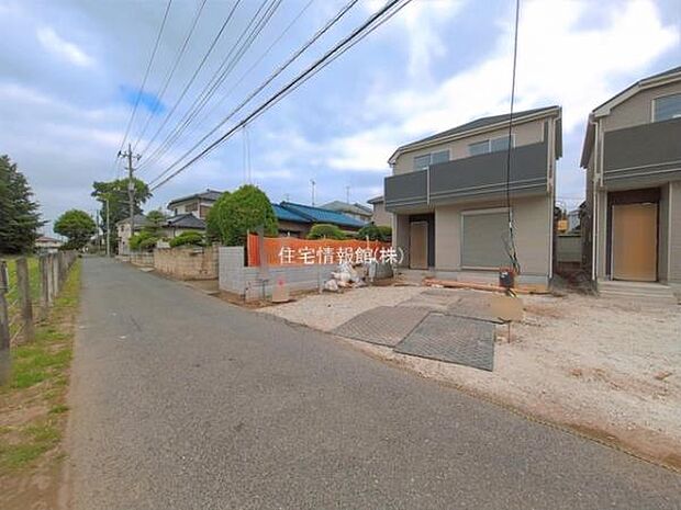 前面道路を含めた現地写真です。