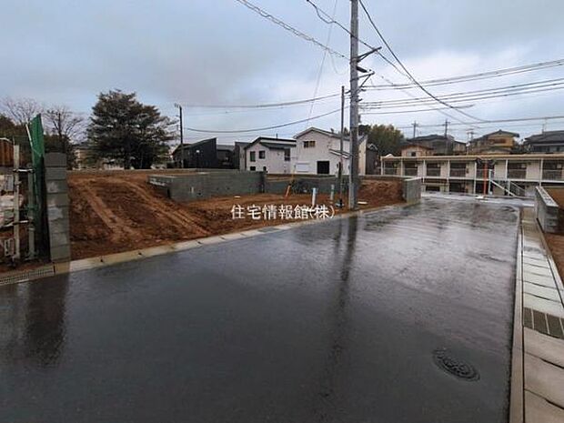 前面道路を含めた現地写真です。