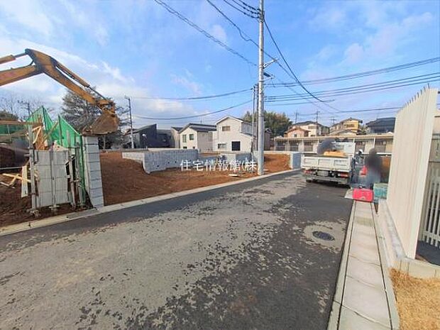 前面道路を含めた現地写真です。