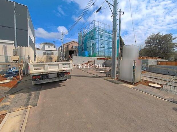 前面道路を含めた現地写真です。