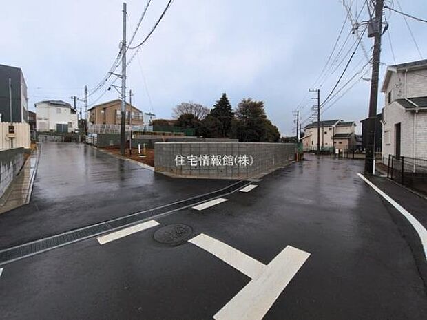 前面道路を含めた現地写真です。