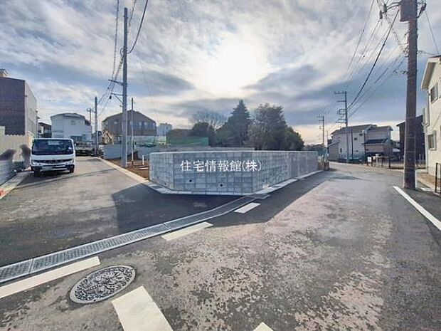 前面道路を含めた現地写真です。