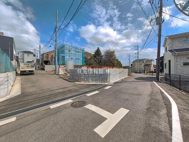 前面道路を含めた現地写真です。