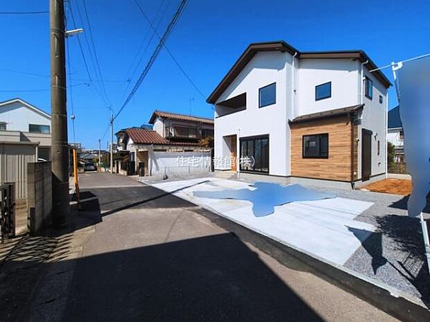 前面道路を含めた現地写真です。