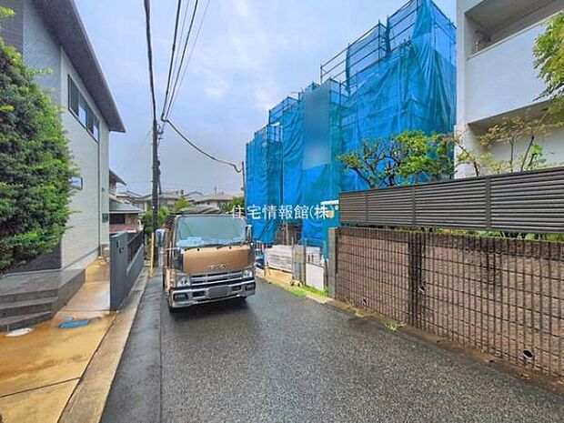前面道路を含めた現地写真です。
