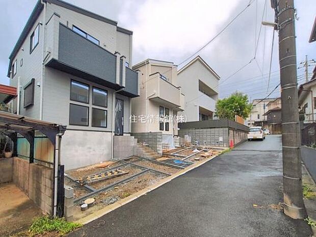 前面道路を含めた現地写真です。