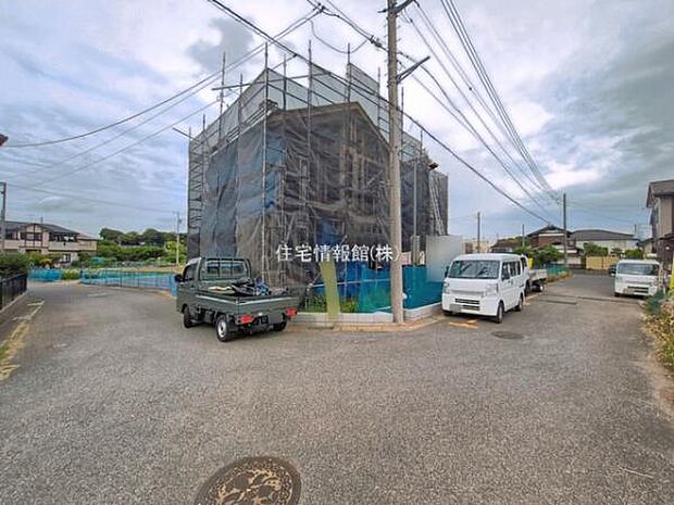 前面道路を含めた現地写真です。