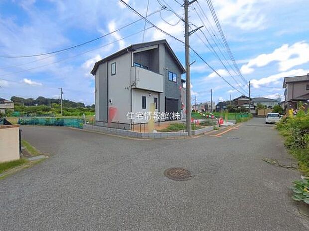 前面道路を含めた現地写真です。