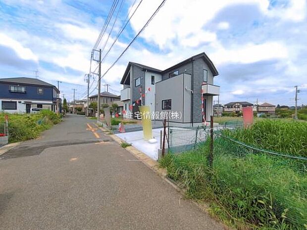 前面道路を含めた現地写真です。