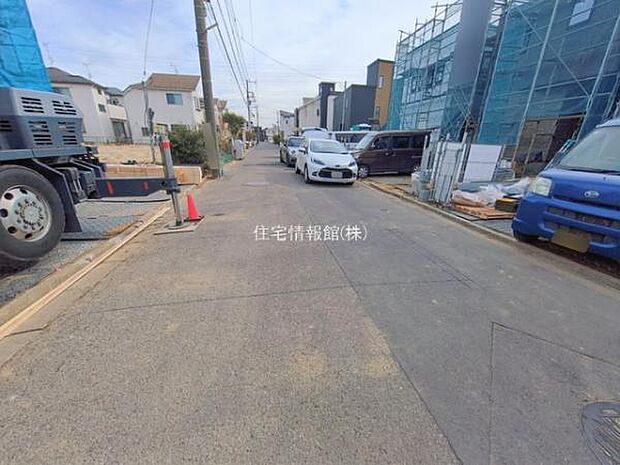 前面道路を含めた現地写真です。