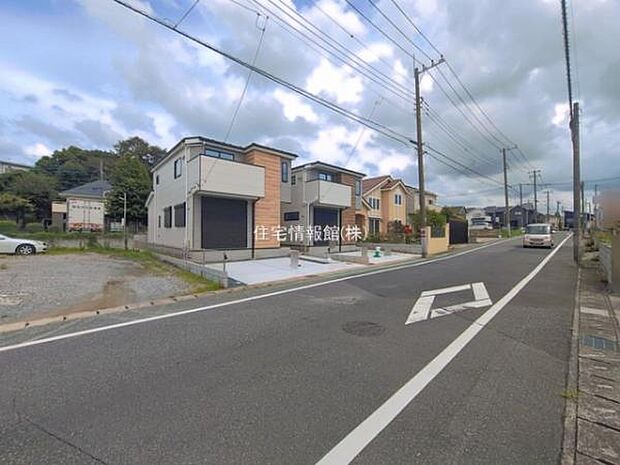 前面道路を含めた現地写真です。