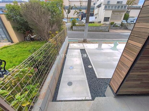 前面道路を含めた現地写真です。